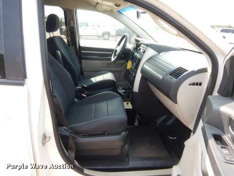 image for item HW9268 2010 Dodge Grand Caravan  van