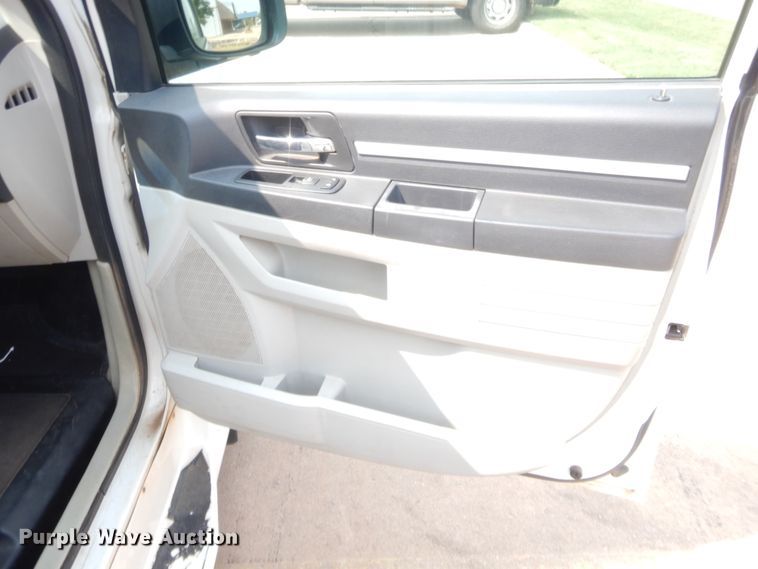 image for item HW9268 2010 Dodge Grand Caravan  van