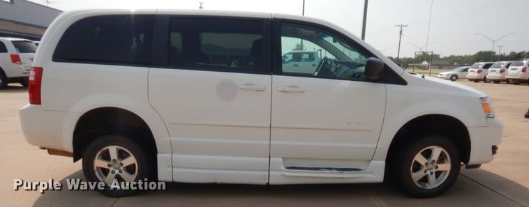 image for item HW9271 2010 Dodge Grand Caravan  van