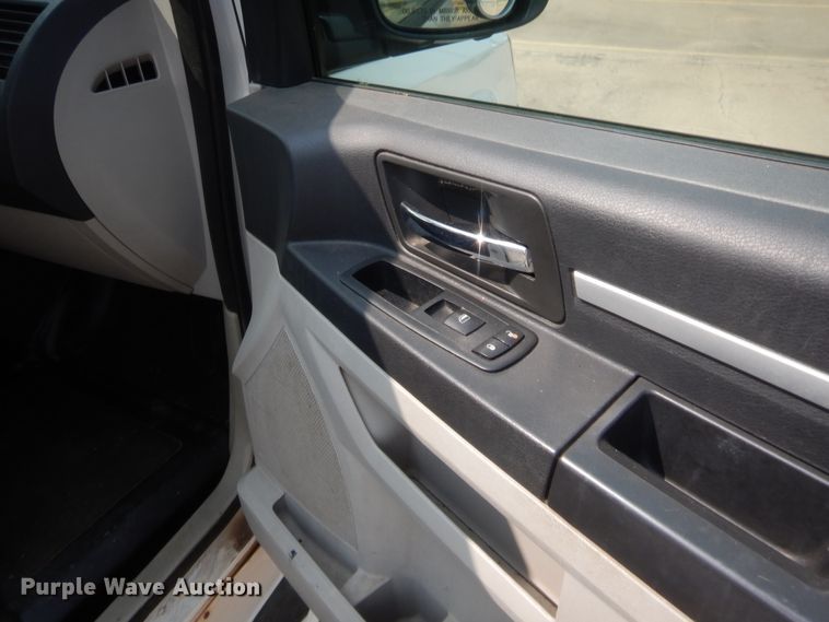 image for item HW9271 2010 Dodge Grand Caravan  van