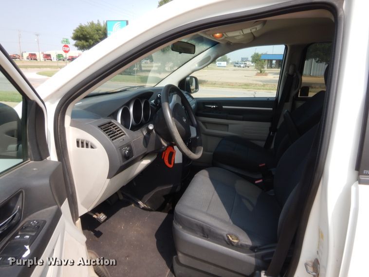 image for item HW9274 2010 Dodge Grand Caravan  van