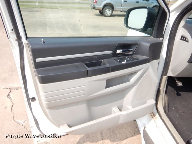 image for item HW9274 2010 Dodge Grand Caravan  van