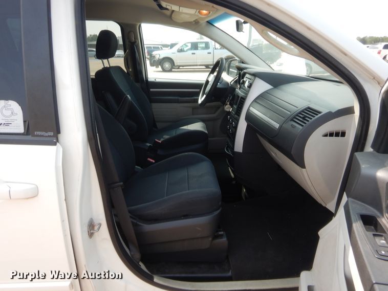 image for item HW9274 2010 Dodge Grand Caravan  van