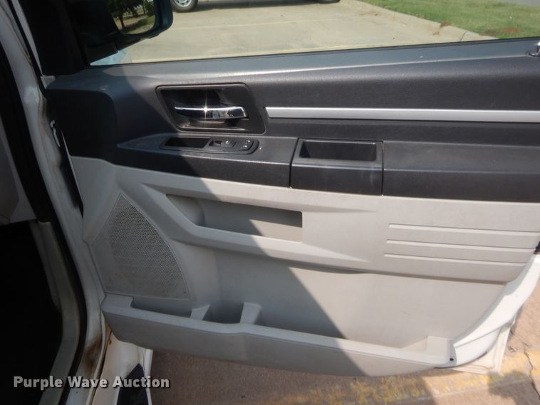 image for item HW9274 2010 Dodge Grand Caravan  van