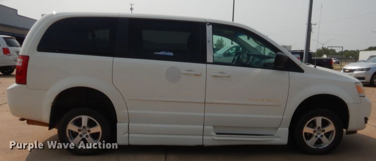 image for item HW9275 2010 Dodge Grand Caravan  van