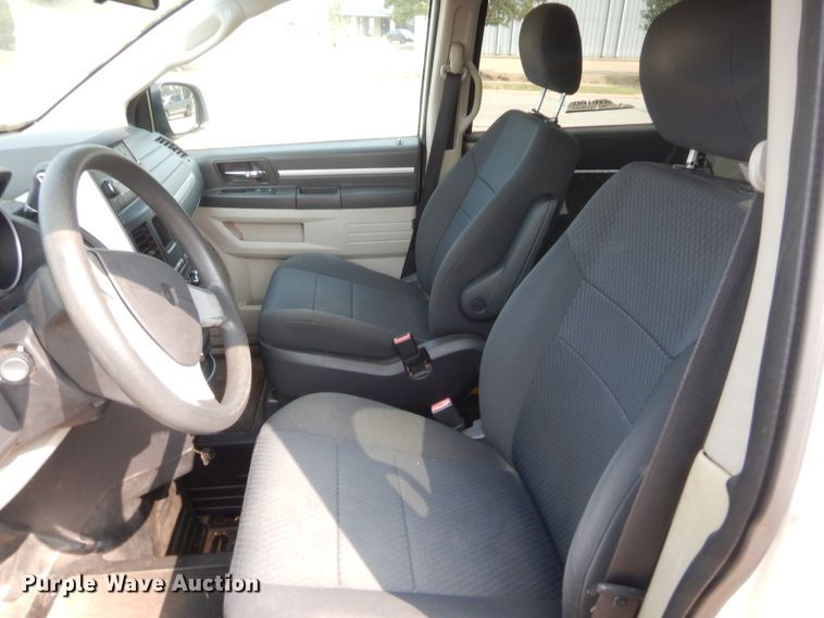 image for item HW9275 2010 Dodge Grand Caravan  van