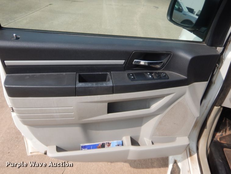 image for item HW9275 2010 Dodge Grand Caravan  van