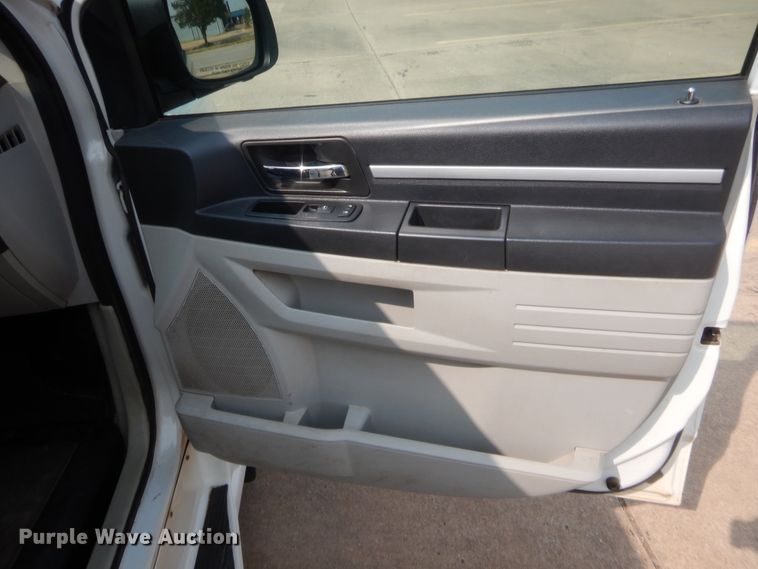 image for item HW9275 2010 Dodge Grand Caravan  van