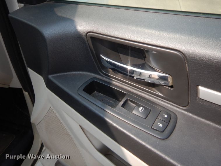 image for item HW9275 2010 Dodge Grand Caravan  van