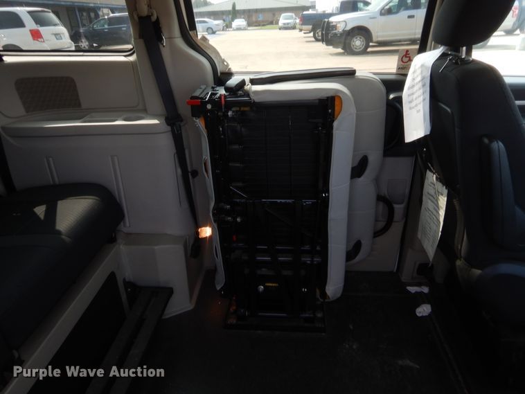 image for item HW9275 2010 Dodge Grand Caravan  van