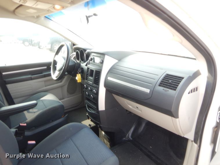image for item HW9277 2010 Dodge Grand Caravan  van