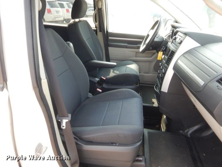 image for item HW9277 2010 Dodge Grand Caravan  van