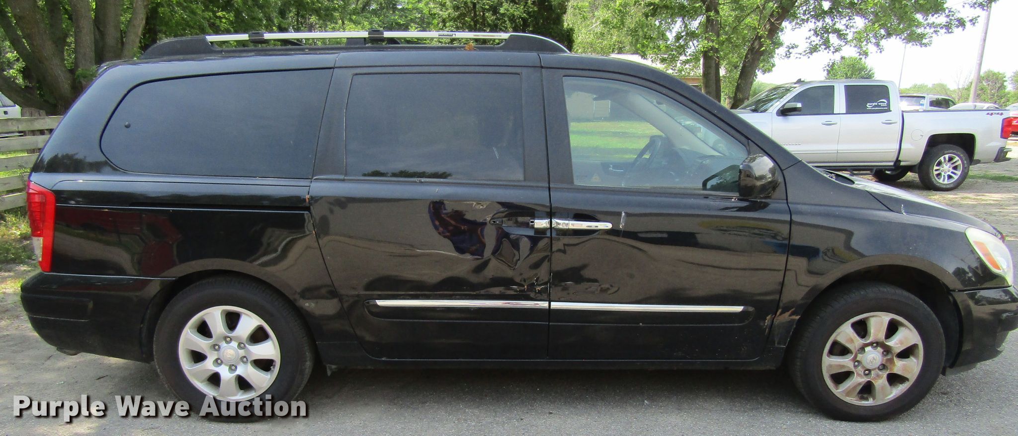 2007 Hyundai Entourage van in Waterloo, IA | Item GQ9037 sold | Purple Wave