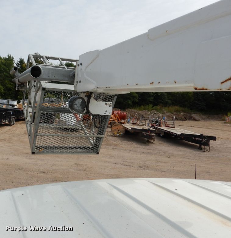 image for item AF9975 2012 International DuraStar 4300  bucket truck
