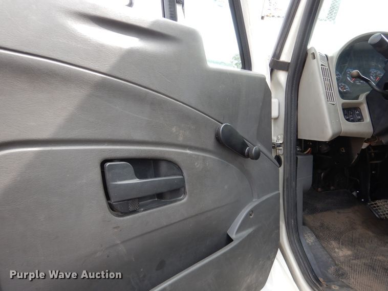 image for item AF9975 2012 International DuraStar 4300  bucket truck