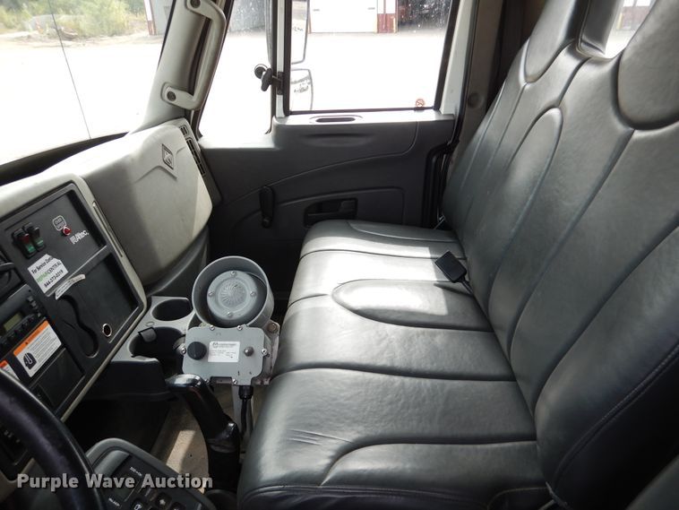 image for item AF9975 2012 International DuraStar 4300  bucket truck