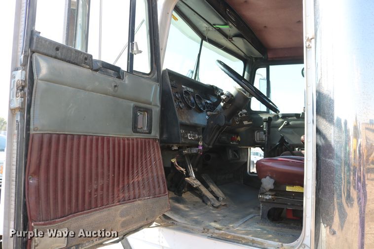 image for item DD6142 1995 Kenworth T800  box truck with mixing system