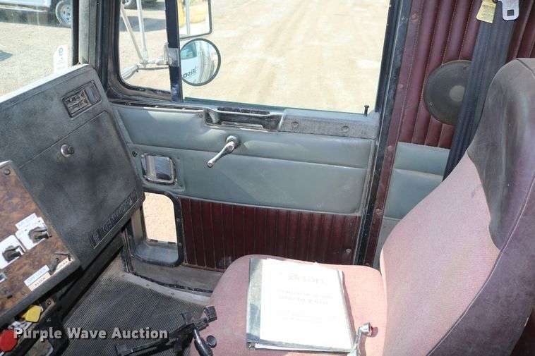 image for item DD6142 1995 Kenworth T800  box truck with mixing system