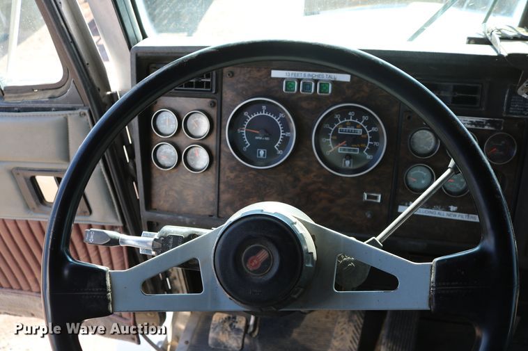 image for item DD6142 1995 Kenworth T800  box truck with mixing system