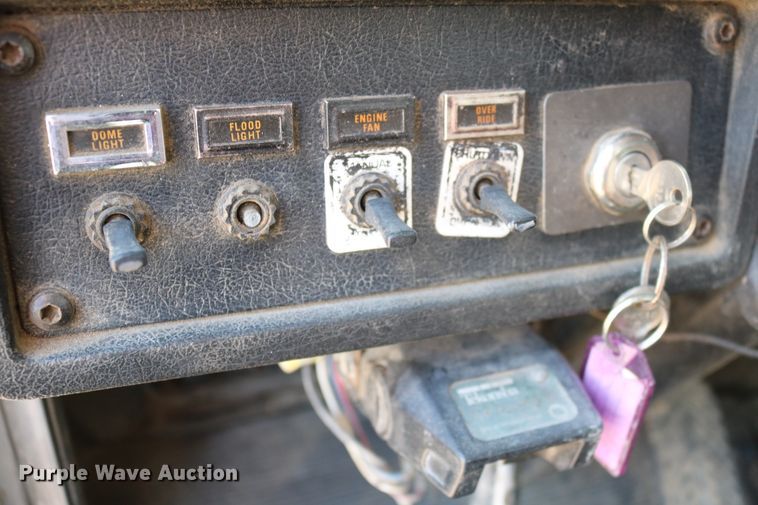 image for item DD6142 1995 Kenworth T800  box truck with mixing system