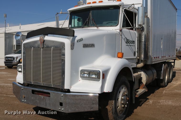 image for item DD6142 1995 Kenworth T800  box truck with mixing system