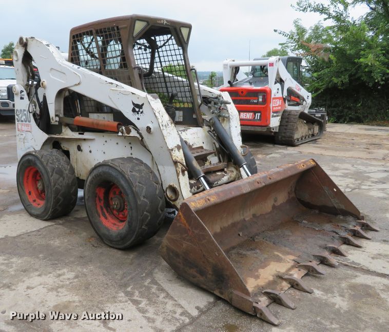 image for item DH1158 2007 Bobcat S250  skid steer loader