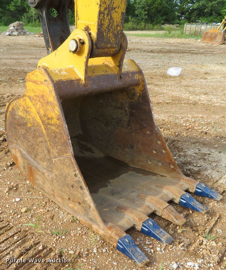 image for item DH1177 2007 John Deere 200C LC  excavator