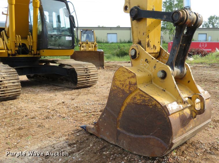 image for item DH1177 2007 John Deere 200C LC  excavator