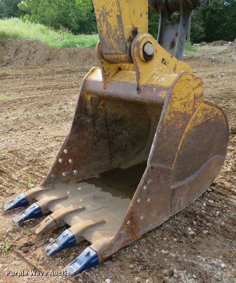 image for item DH1177 2007 John Deere 200C LC  excavator