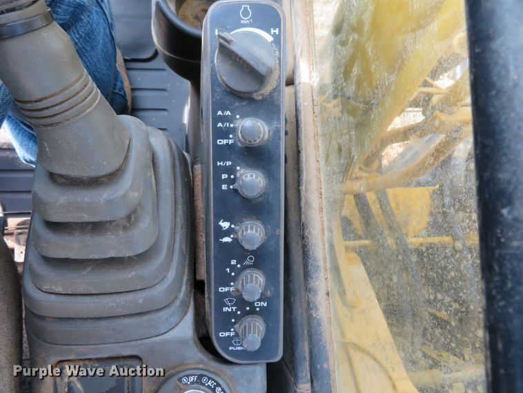 image for item DH1177 2007 John Deere 200C LC  excavator