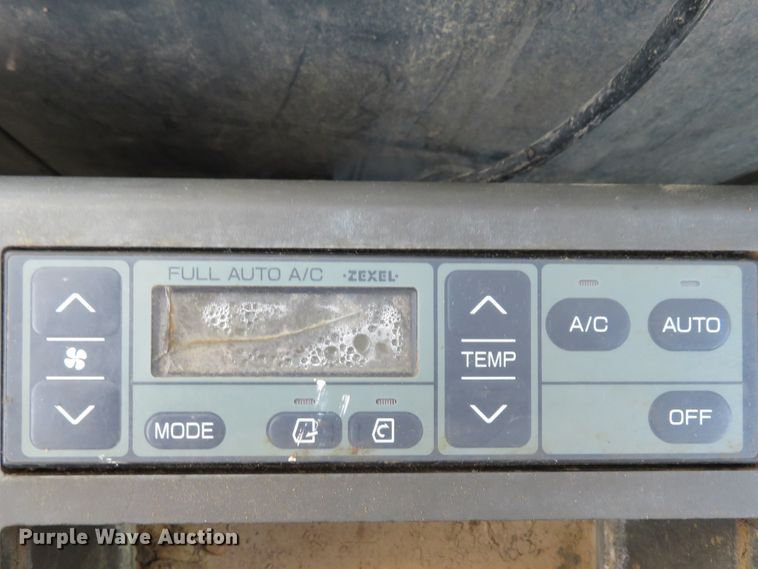 image for item DH1177 2007 John Deere 200C LC  excavator