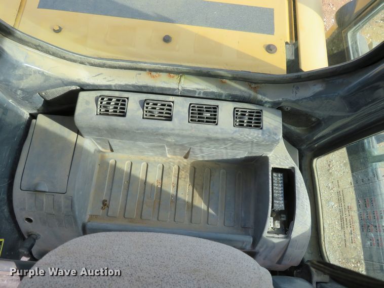 image for item DH1177 2007 John Deere 200C LC  excavator