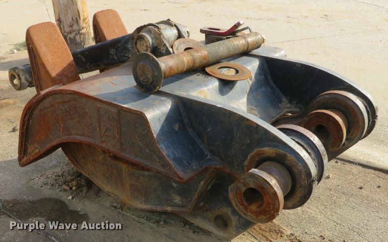 image for item DH1177 2007 John Deere 200C LC  excavator