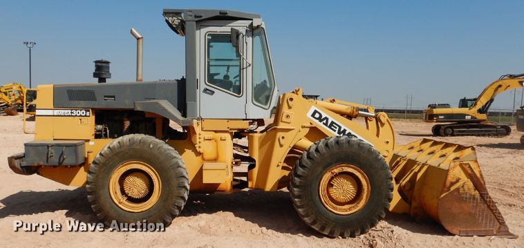 image for item DI3502 2000 Daewoo Mega 300 III  wheel loader