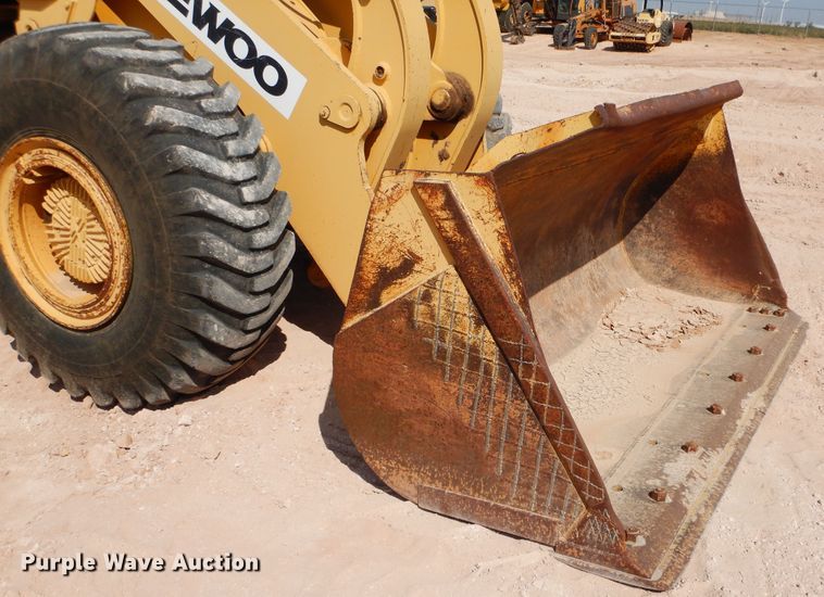 image for item DI3502 2000 Daewoo Mega 300 III  wheel loader