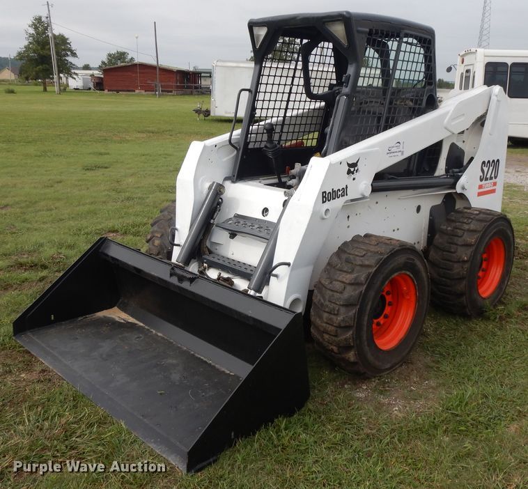 image for item DI7726 2005 Bobcat S220  skid steer loader