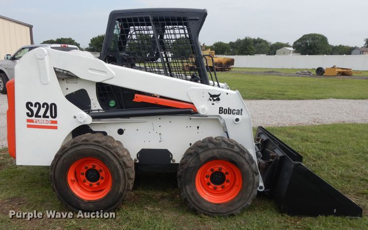image for item DI7726 2005 Bobcat S220  skid steer loader
