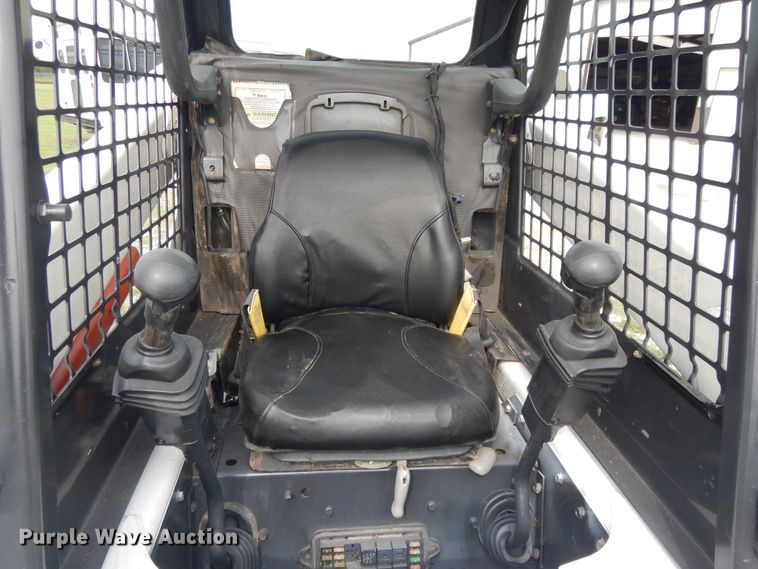 image for item DI7726 2005 Bobcat S220  skid steer loader