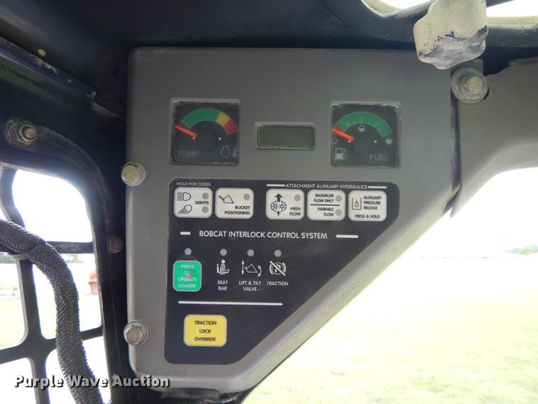 image for item DI7726 2005 Bobcat S220  skid steer loader