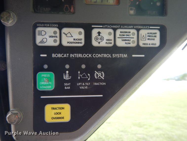 image for item DI7726 2005 Bobcat S220  skid steer loader