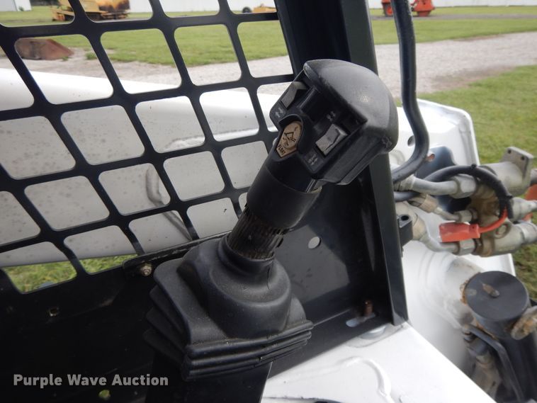 image for item DI7726 2005 Bobcat S220  skid steer loader