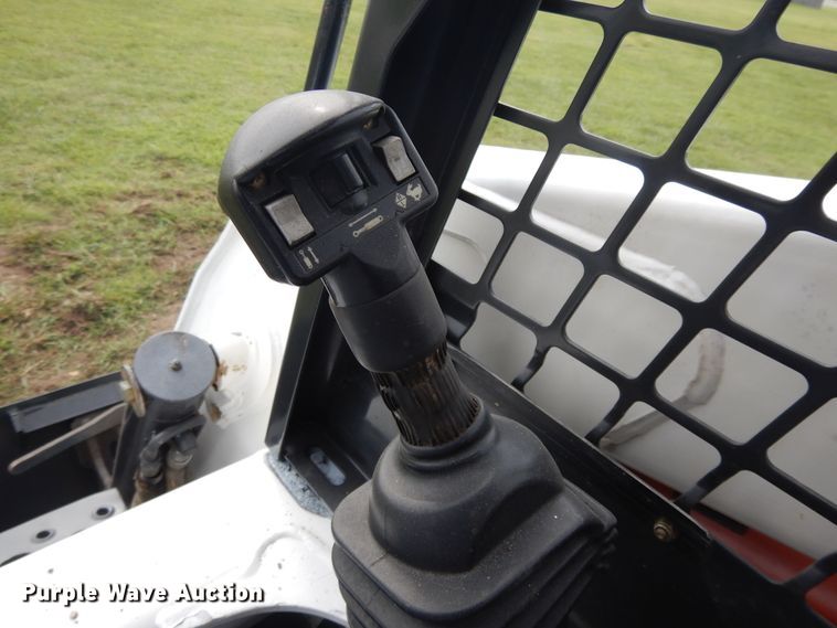 image for item DI7726 2005 Bobcat S220  skid steer loader