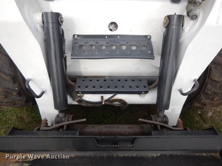 image for item DI7726 2005 Bobcat S220  skid steer loader