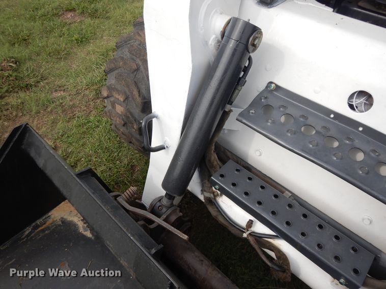 image for item DI7726 2005 Bobcat S220  skid steer loader