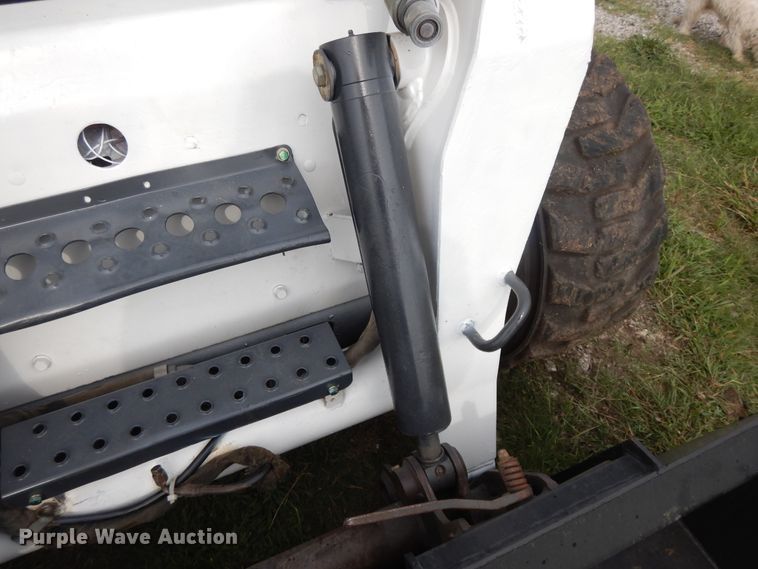 image for item DI7726 2005 Bobcat S220  skid steer loader