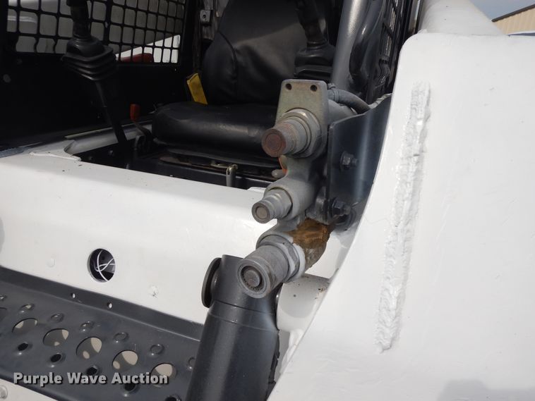 image for item DI7726 2005 Bobcat S220  skid steer loader