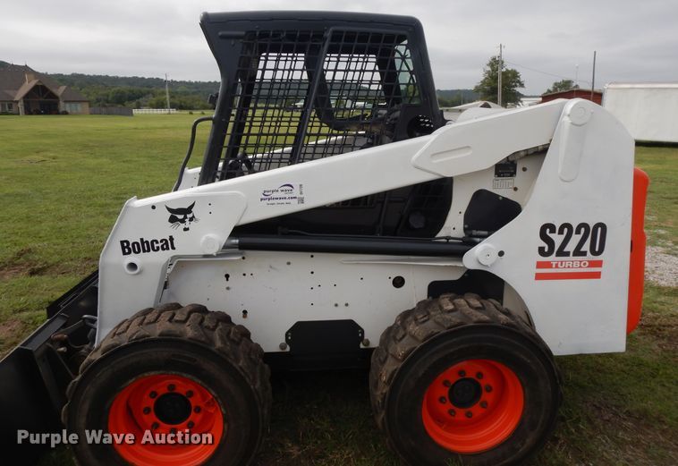 image for item DI7726 2005 Bobcat S220  skid steer loader