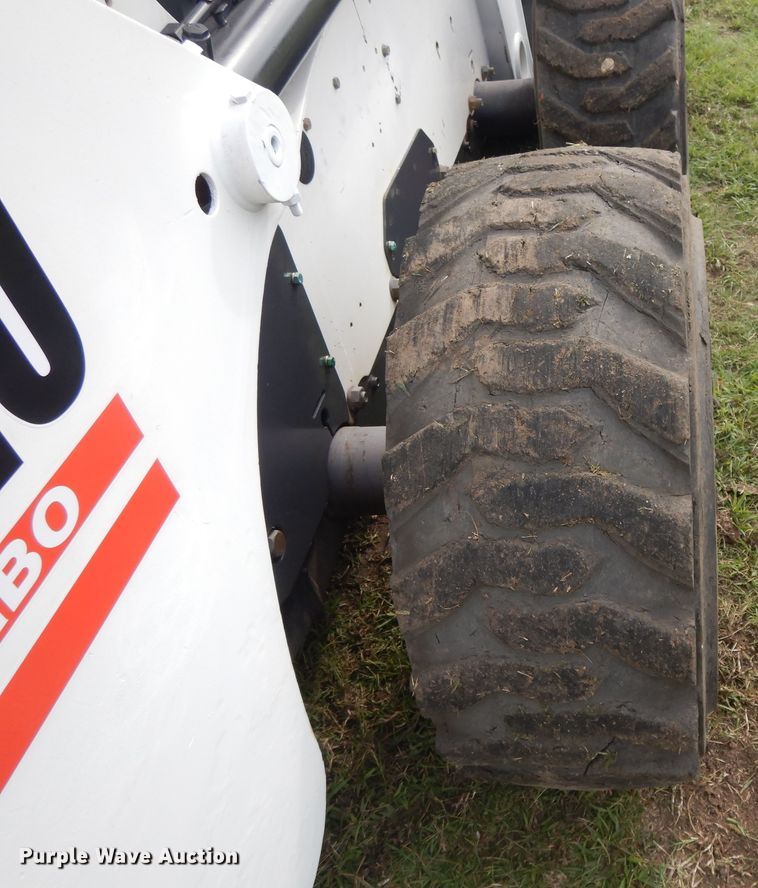 image for item DI7726 2005 Bobcat S220  skid steer loader