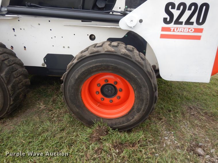 image for item DI7726 2005 Bobcat S220  skid steer loader