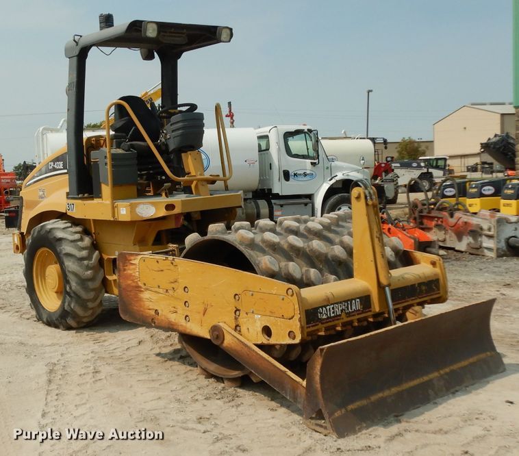 image for item DJ6543 2006 Caterpillar CP-433E  single drum roller